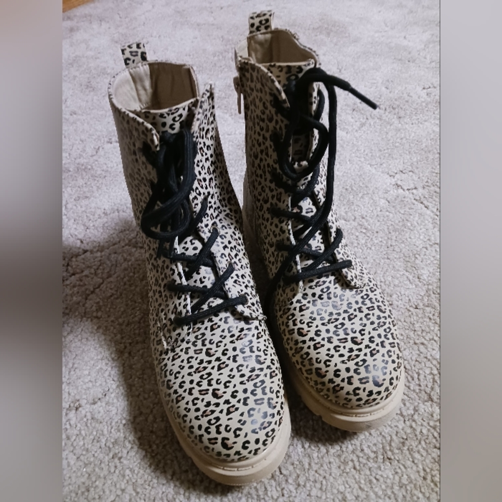 Serra women's cheetah print boots, size 6